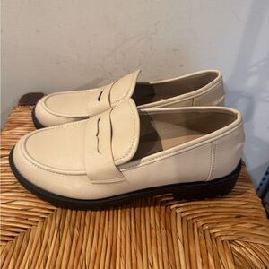 Sincerely Jules Cream Loafers Size 8